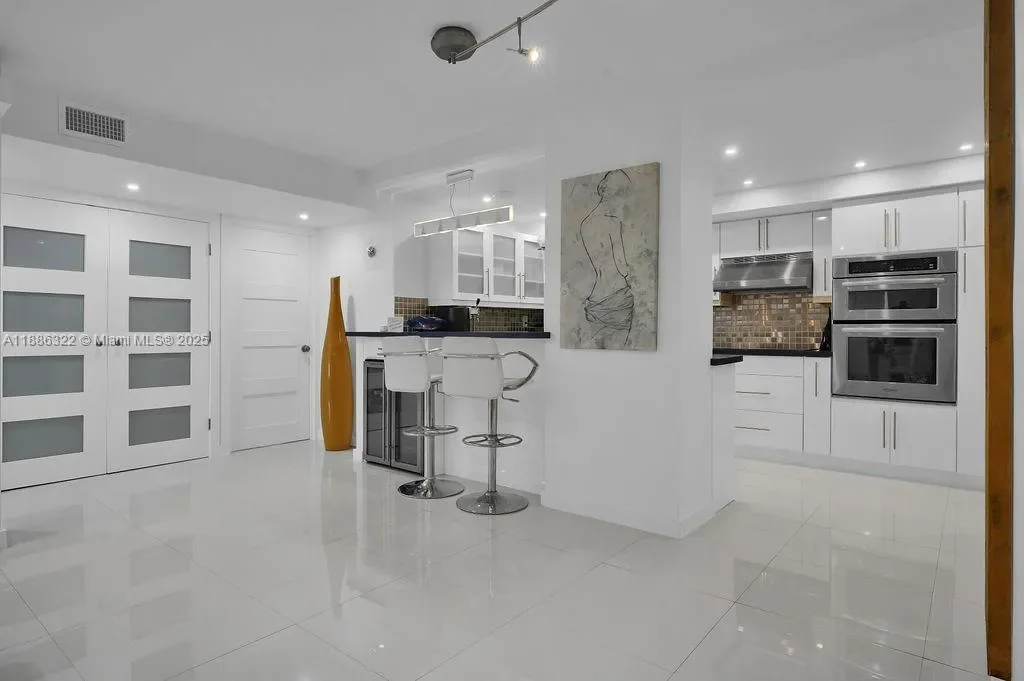 6039 Collins Ave 1126, Miami Beach, Florida, United States. - Photo 19