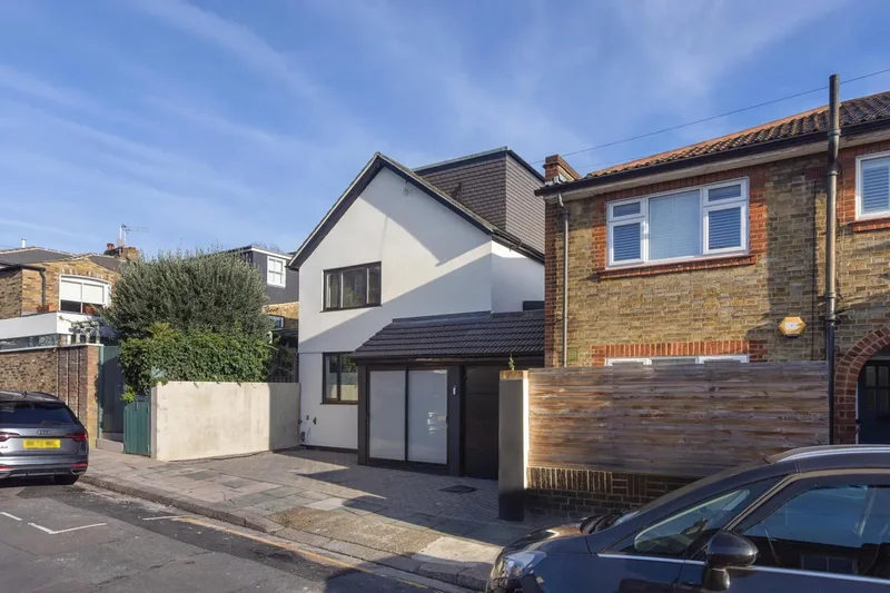 5 bedroom Detached House for sale in Acton