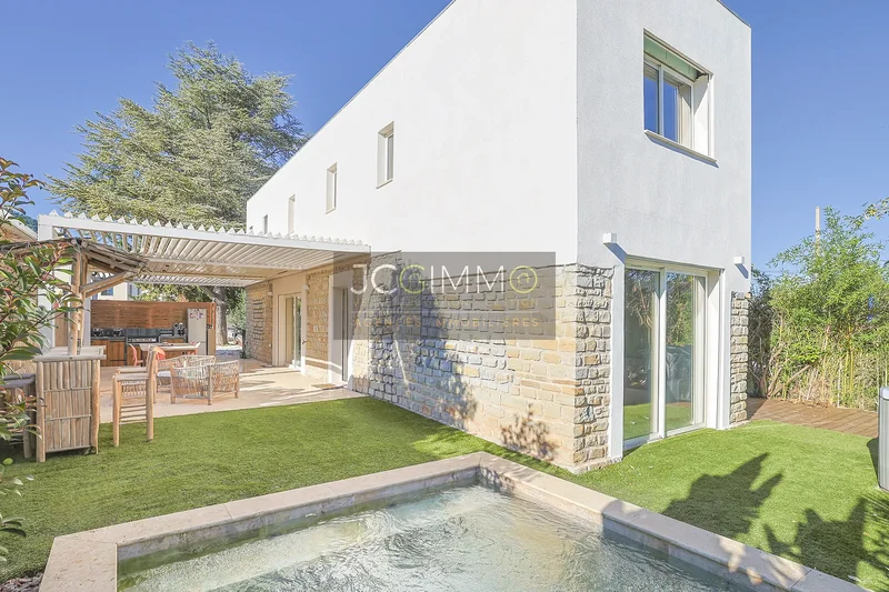 Modern and elegant 4-bedroom villa