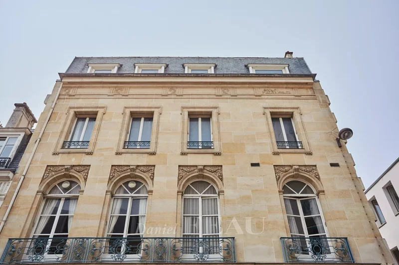 Paris 7th District – A private mansion fitted as office space