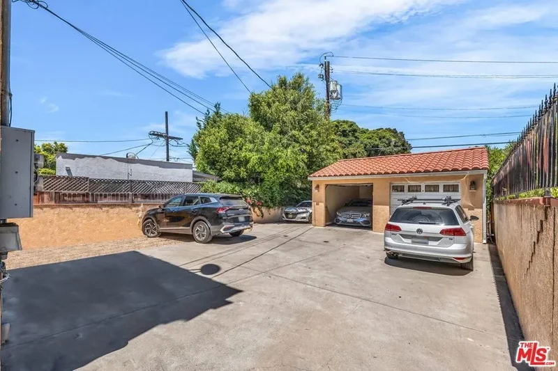 1073 S Mansfield Avenue, Los Angeles, California, United States. - Photo 40