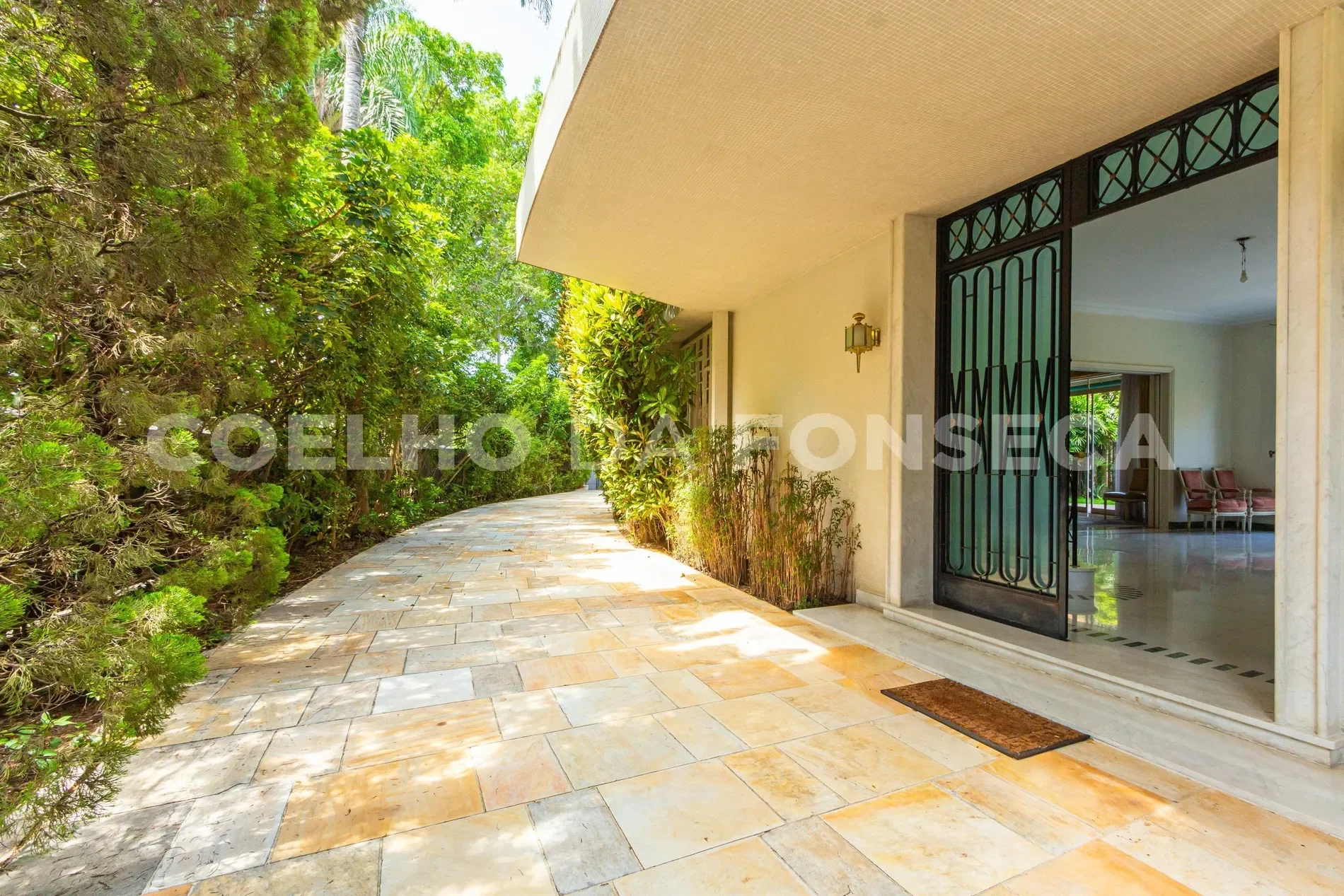 Exterior photo 4