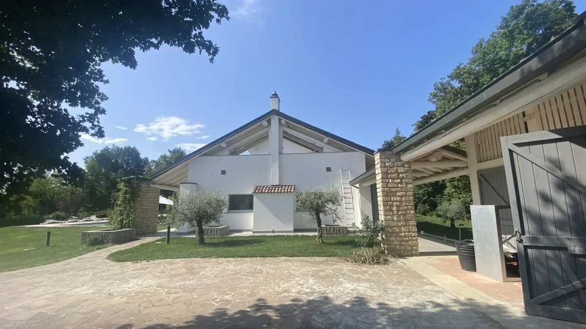 Exterior photo 6