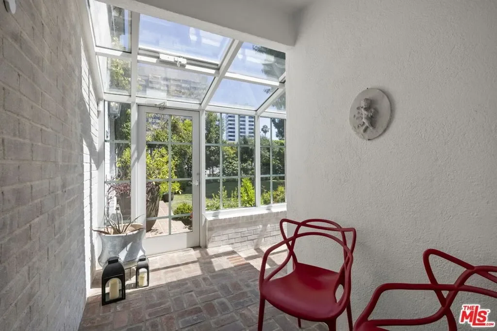850 Birchwood Drive, Los Angeles, California, United States. - Photo 53