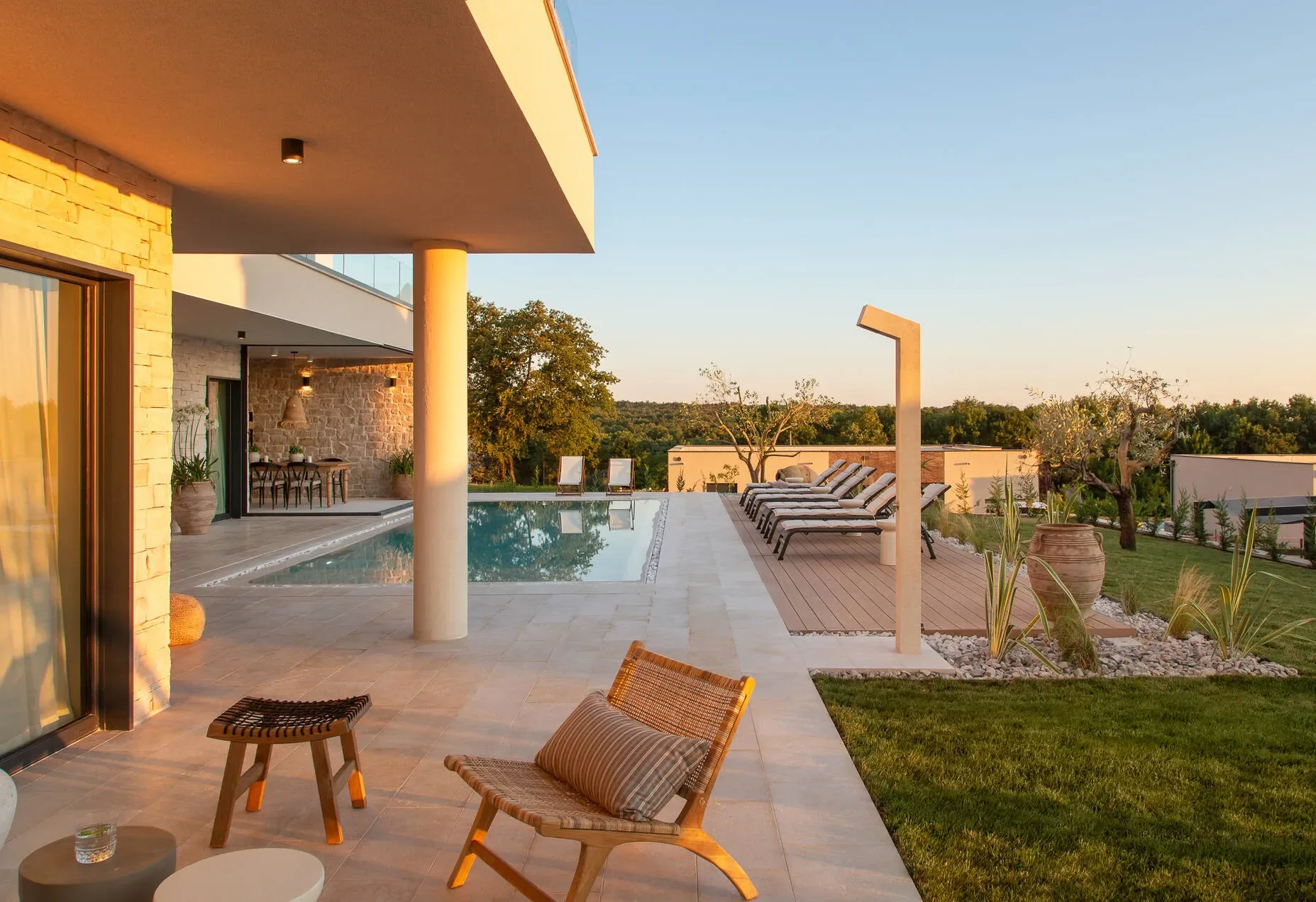 Exterior photo 6