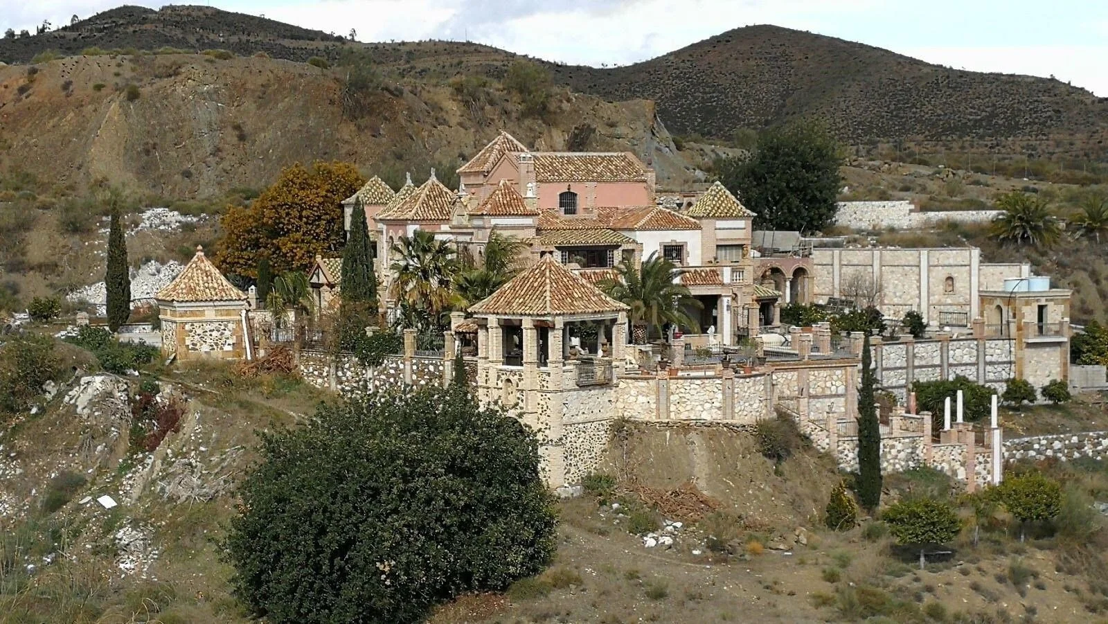 Exterior photo 2