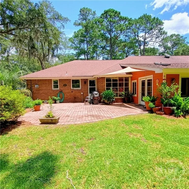 Single Family Residence in Savannah