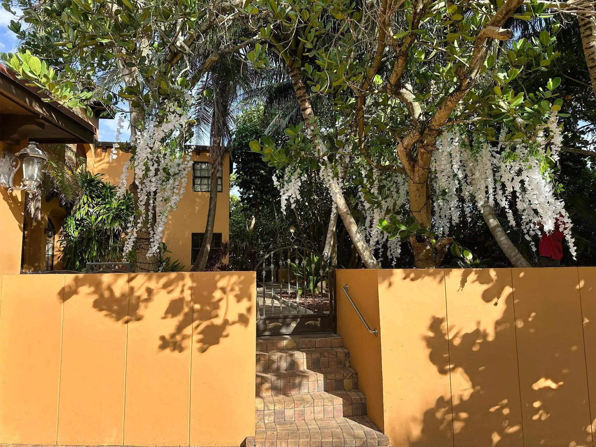 Exterior photo 5