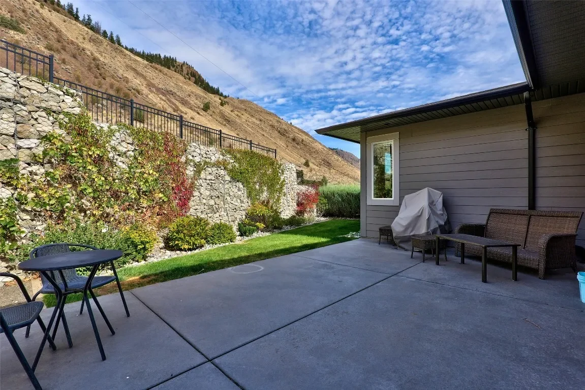 Exterior photo 5