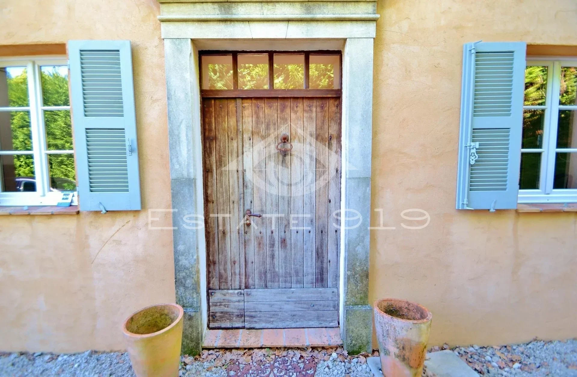 Exterior photo 6