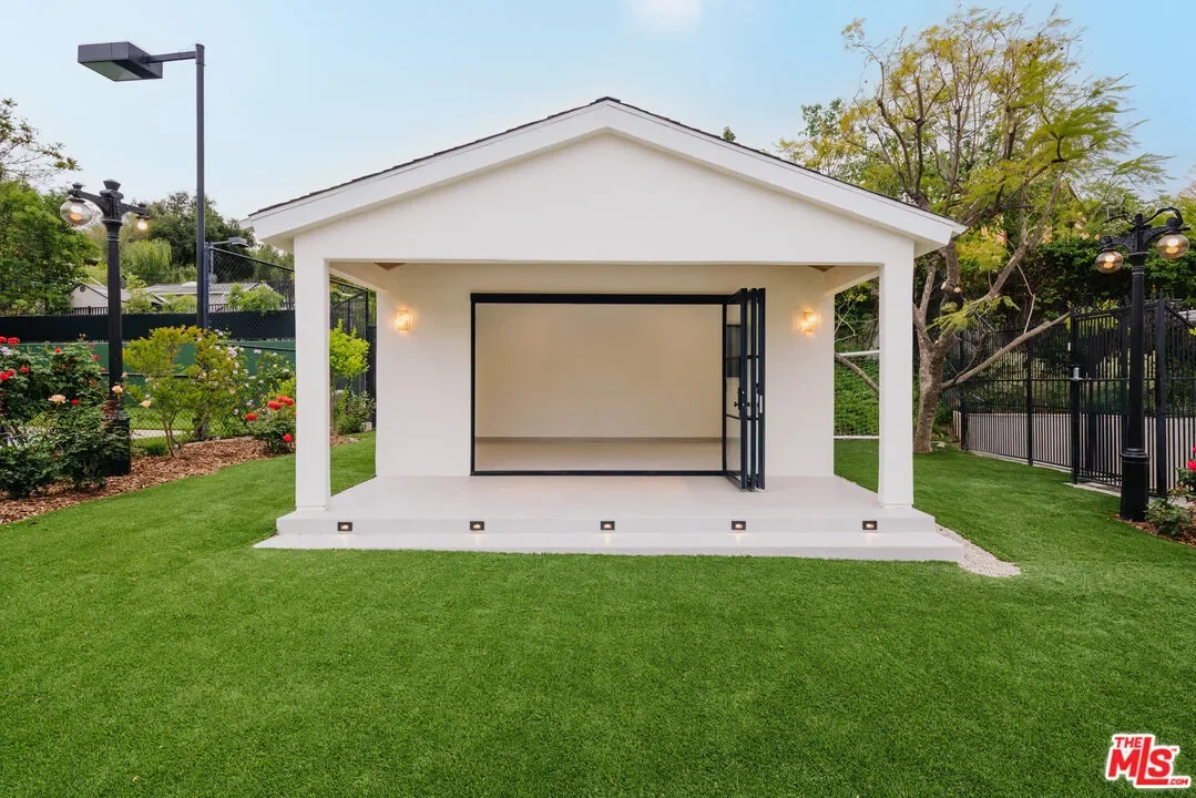 20608 Chatsboro Dr, Los Angeles, California, United States. - Photo 9