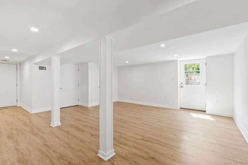 10 Threepence Drive, Melville, New York, United States. - Photo 24