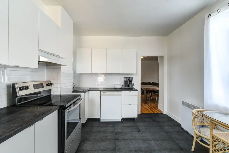 2023 2025 Av. Regent, Montréal, Quebec, Canada. - Photo 12