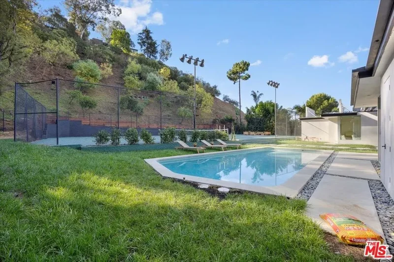 1836 Loma Vista Drive, Beverly Hills, California, United States. - Photo 42