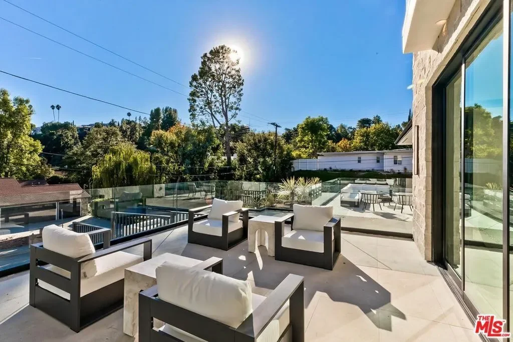 16879 Mooncrest Drive, Los Angeles, California, United States. - Photo 43