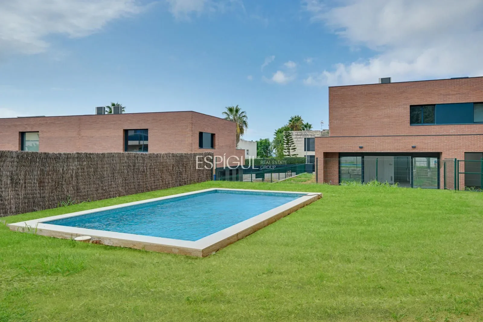 Exterior photo 10