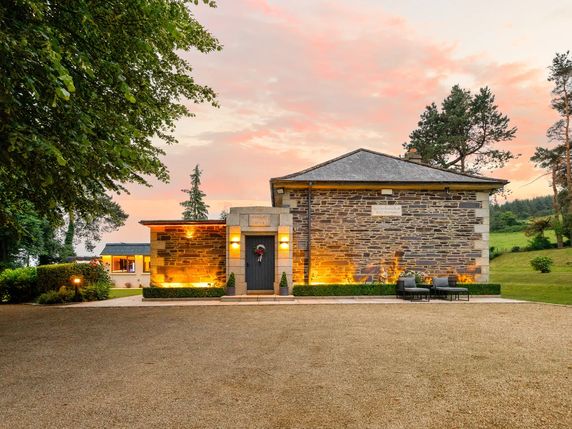 Exterior photo 8