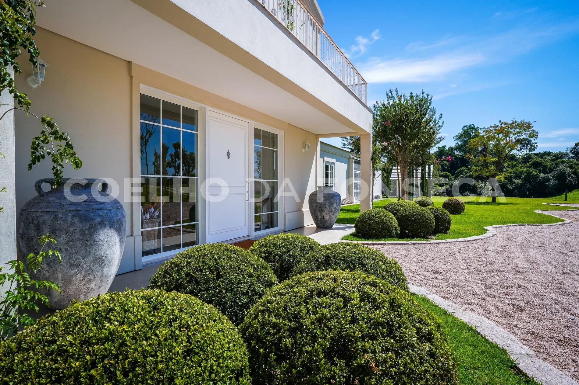 Exterior photo 4