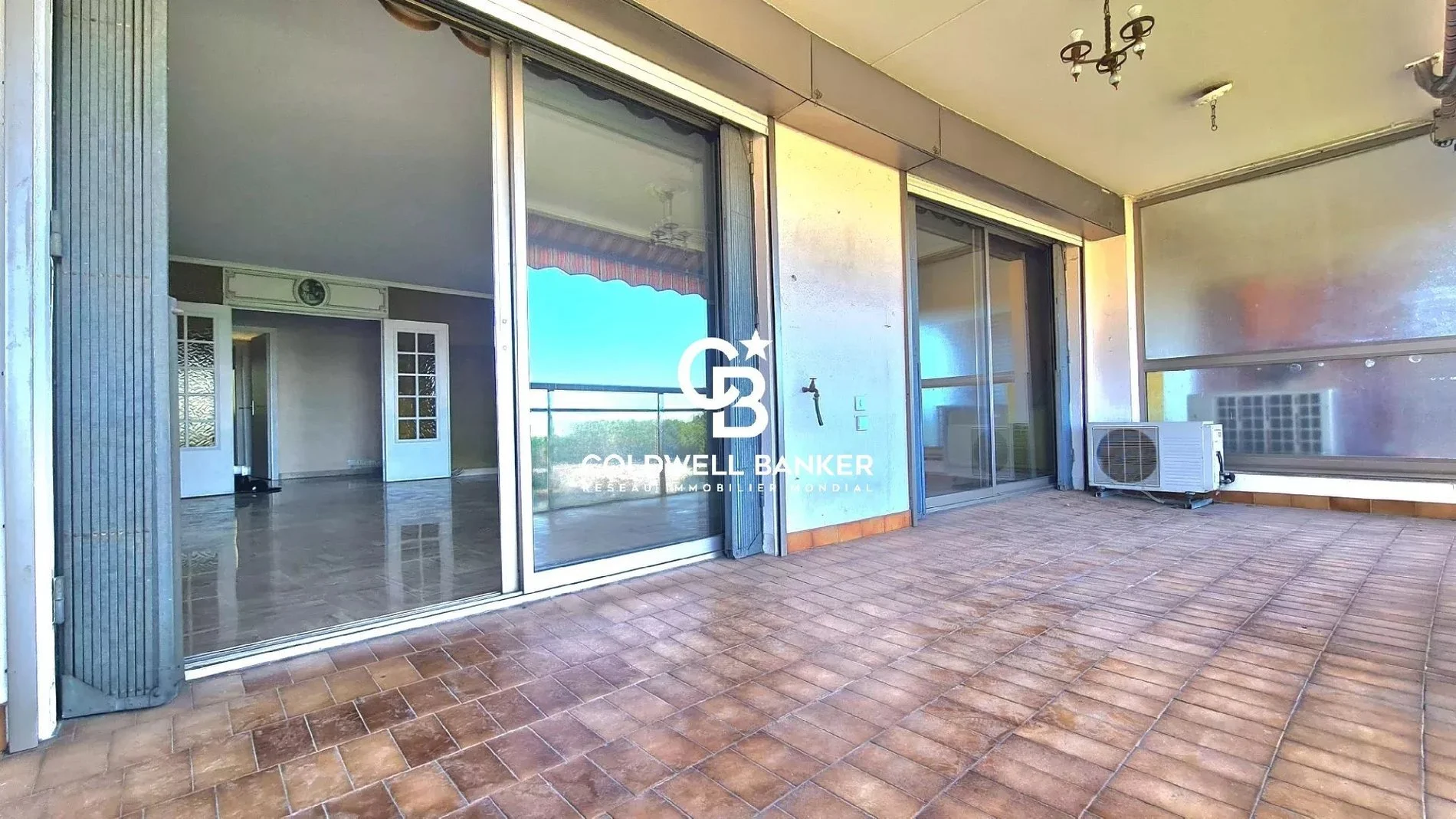 Exterior photo 2