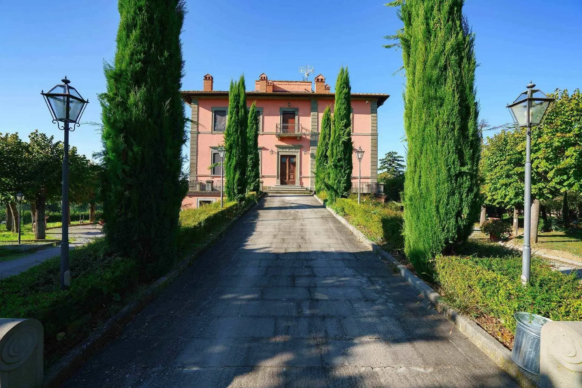 Exterior photo 5