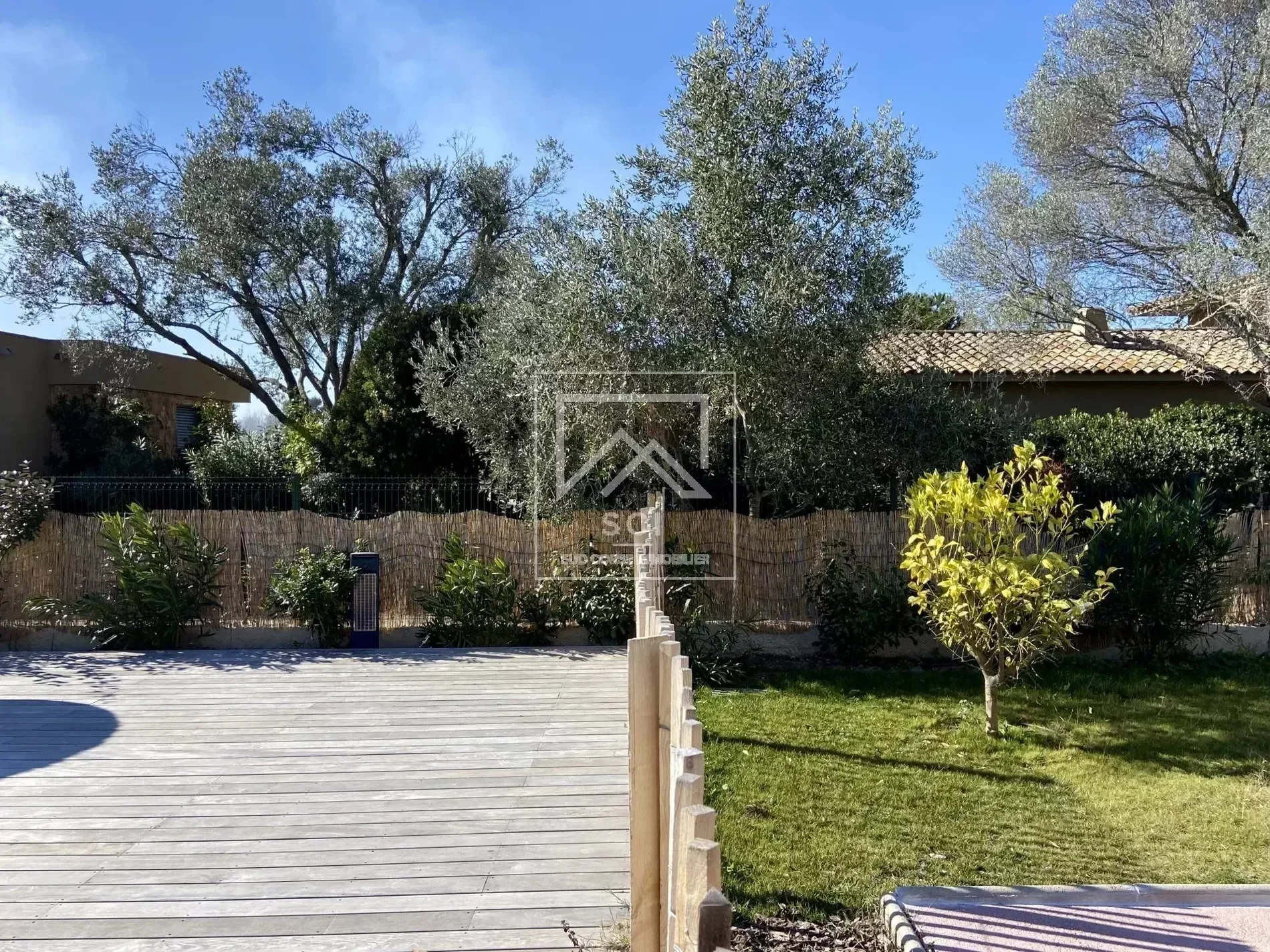Exterior photo 6