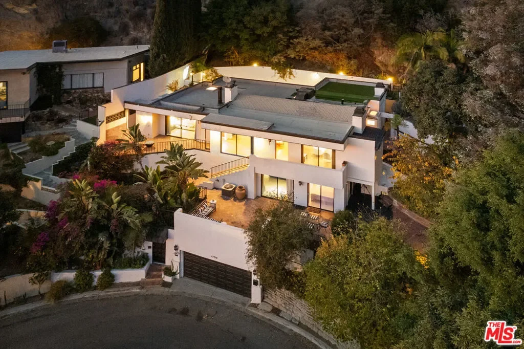 1790 Viewmont Drive, Los Angeles, California, United States. - Photo 30