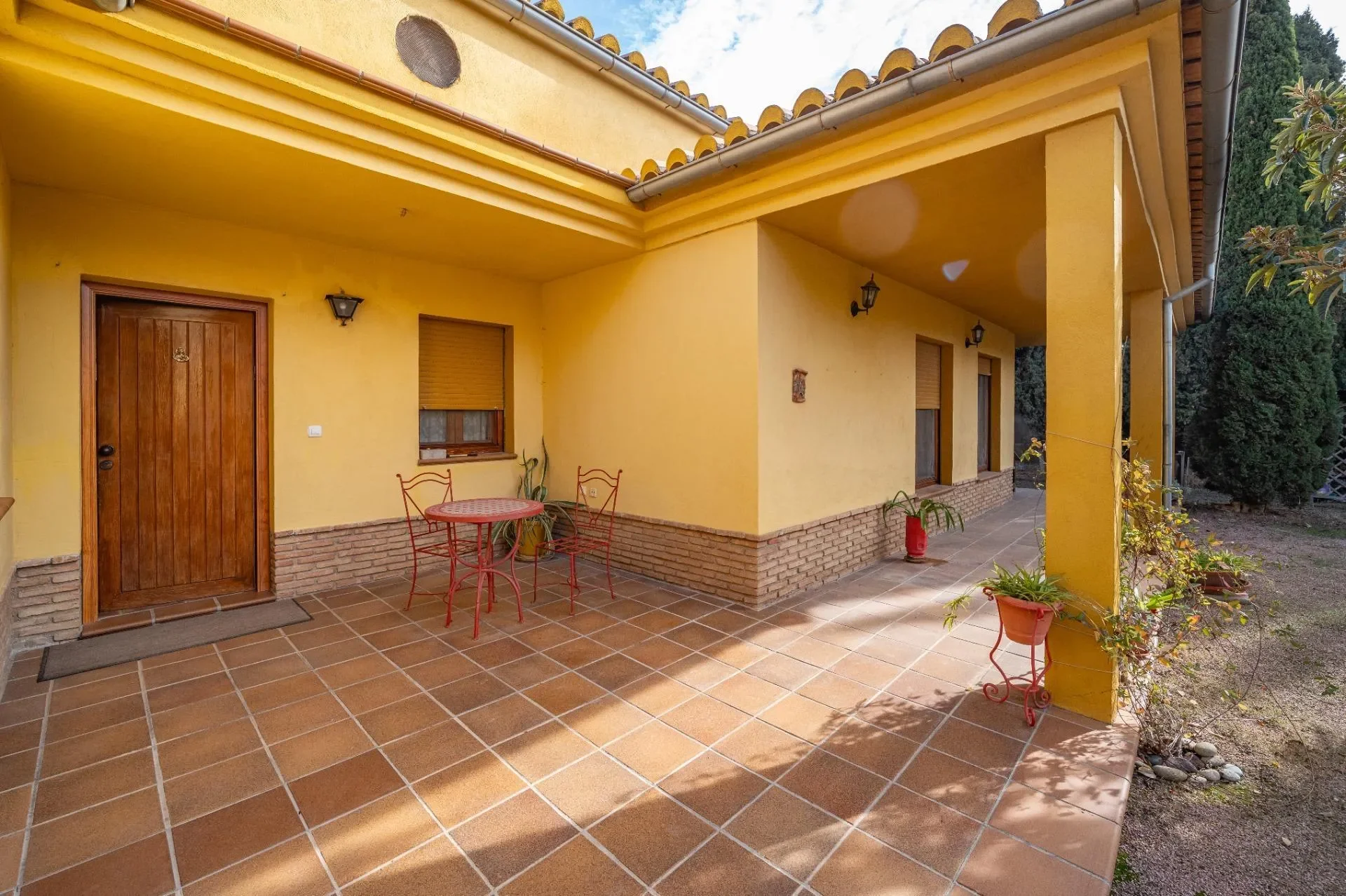 Exterior photo 2