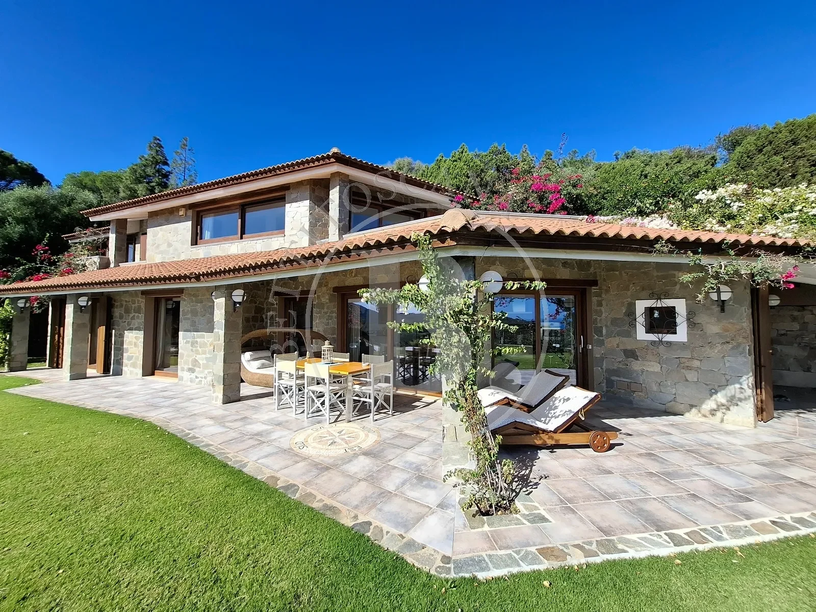 Exterior photo 4
