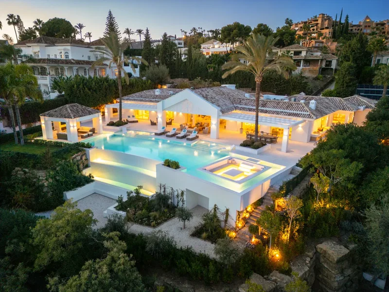 Outstanding villa, 6 bedrooms, 5 minutes away from Puerto Banus.
