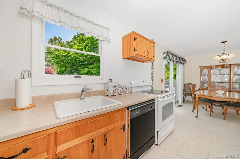 10 Argonne Road, Hampton Bays, NY 11946, Hampton Bays, New York, United States. - Photo 22