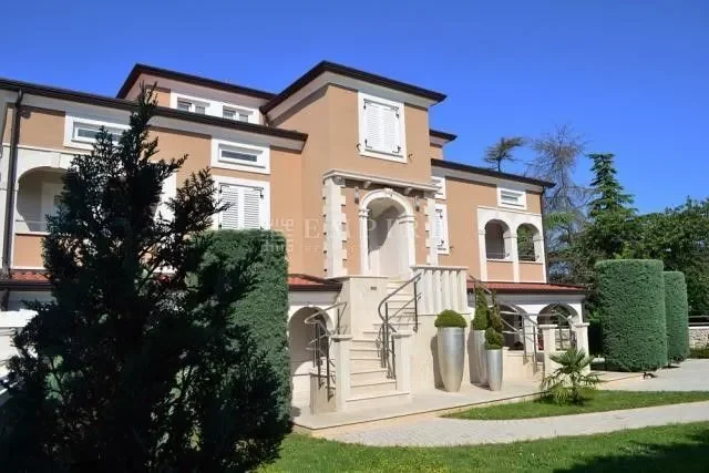 Exterior photo 5