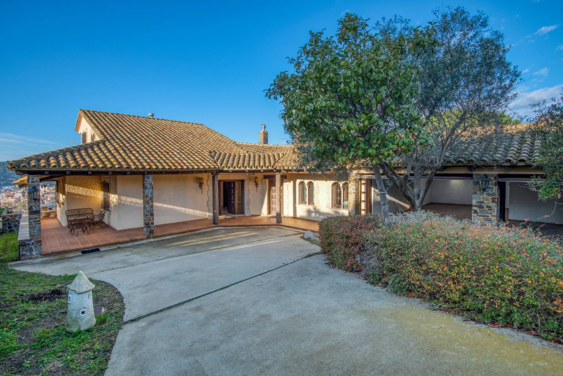 Exterior photo 2