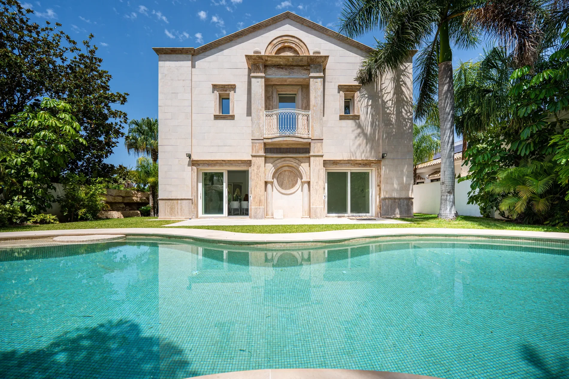 Exterior photo 5