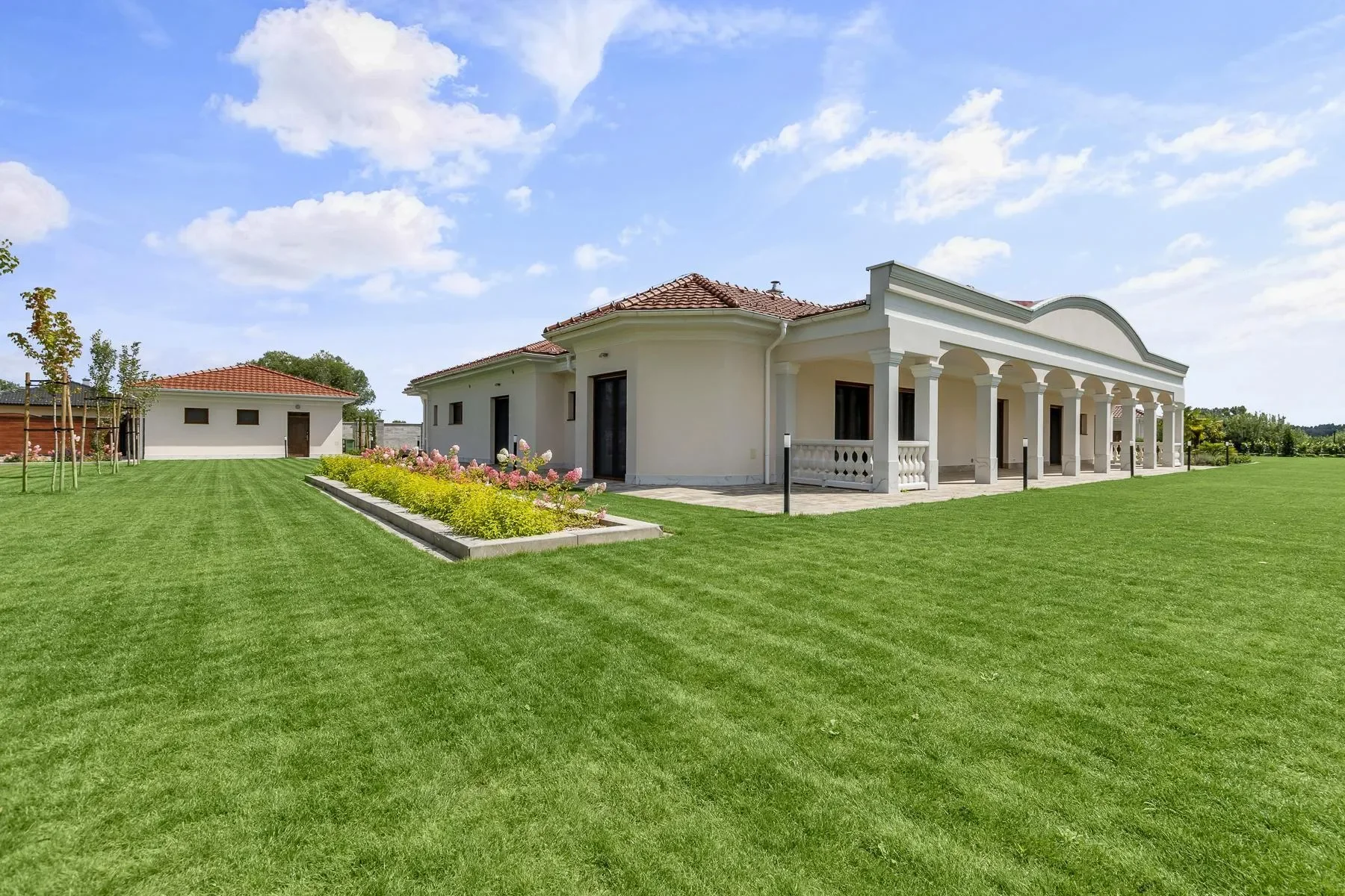 Exterior photo 8