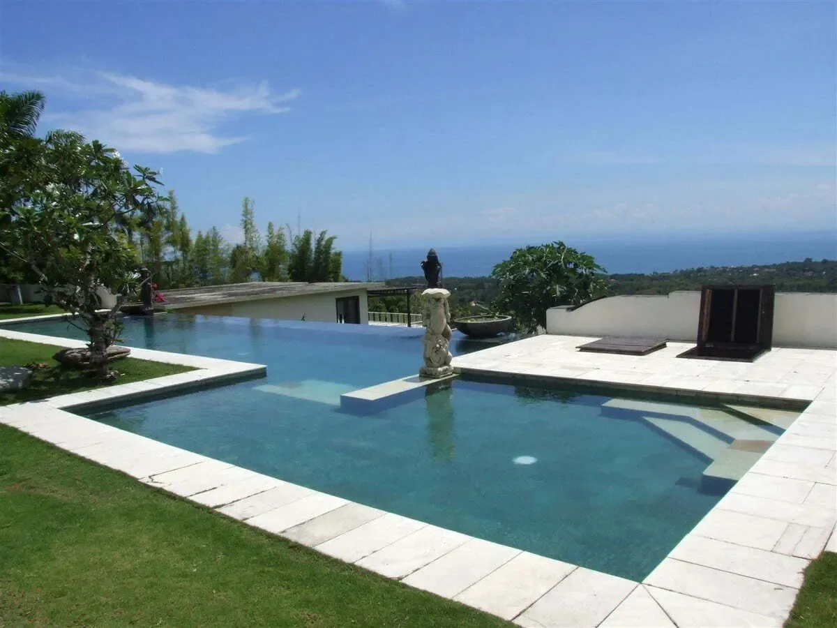 Exterior photo 4