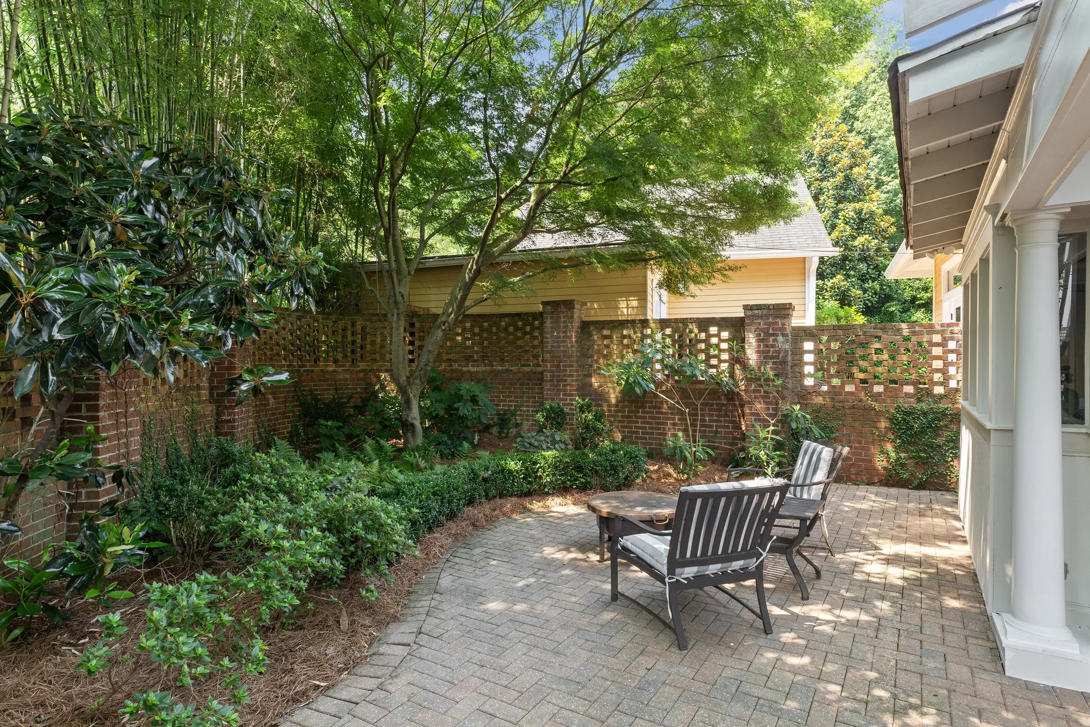Exterior photo 6