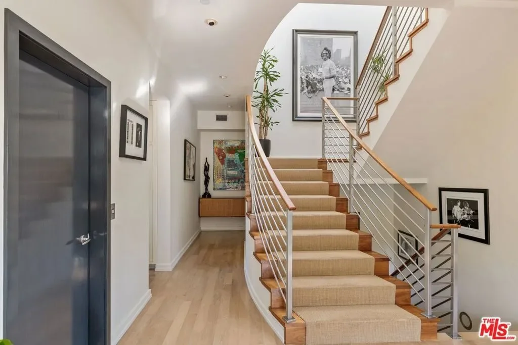 1573 Sunset Plaza Drive, Los Angeles, California, United States. - Photo 4