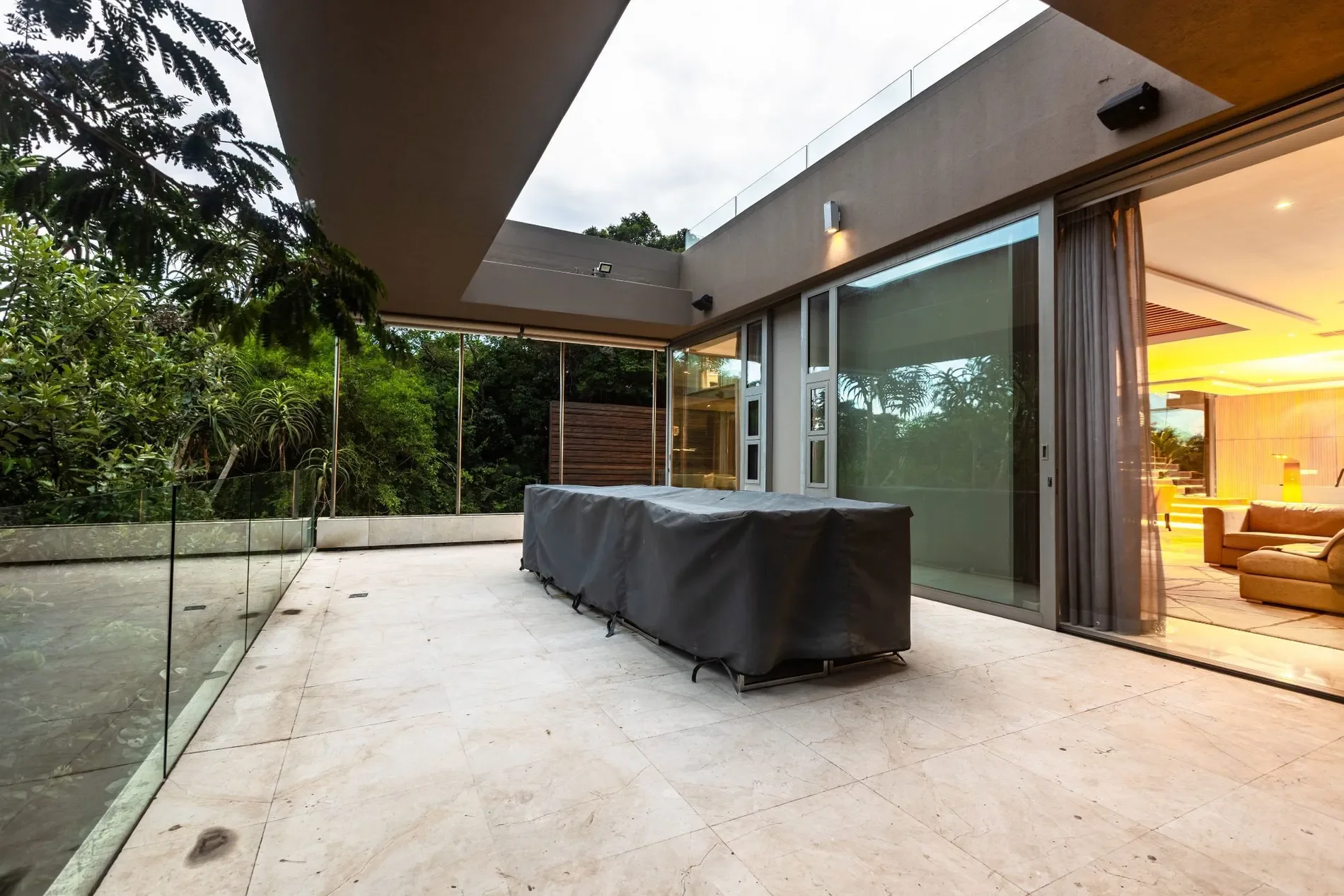 Exterior photo 5