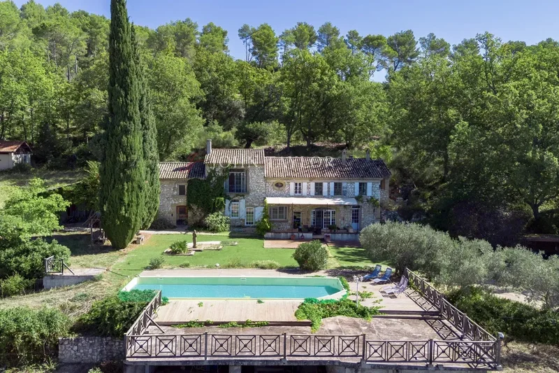 EXCLUSIVE Stone farmhouse on 1ha6 of land with a commanding view of the Sainte Victoire mountain