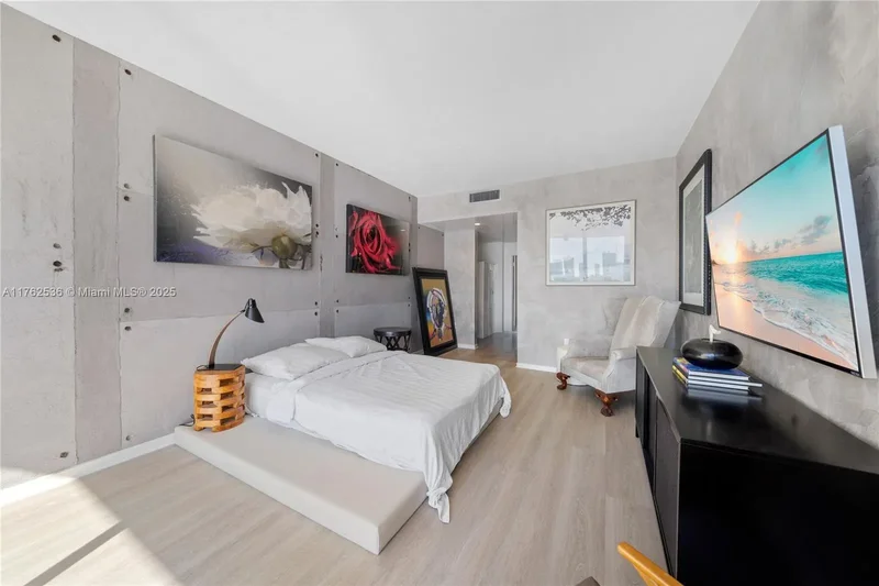 1000 Venetian Way 810, Miami, Florida, United States. - Photo 12