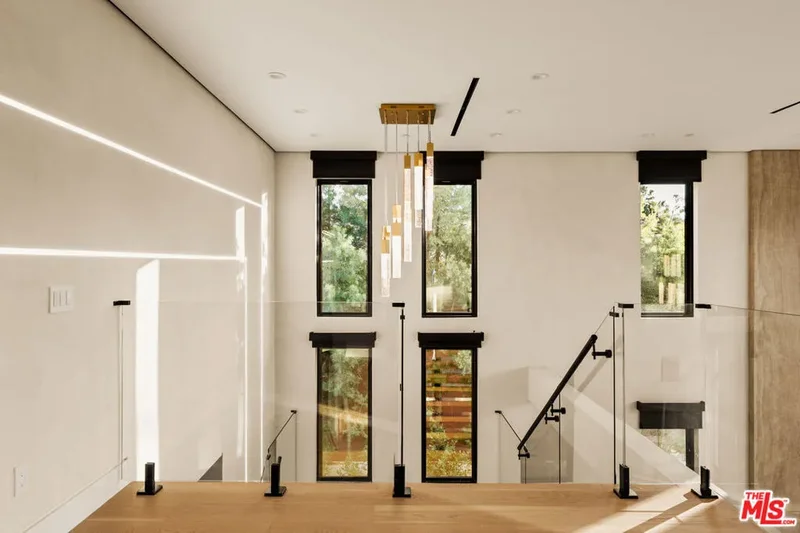 4528 Matilija Avenue, Los Angeles, California, United States. - Photo 20