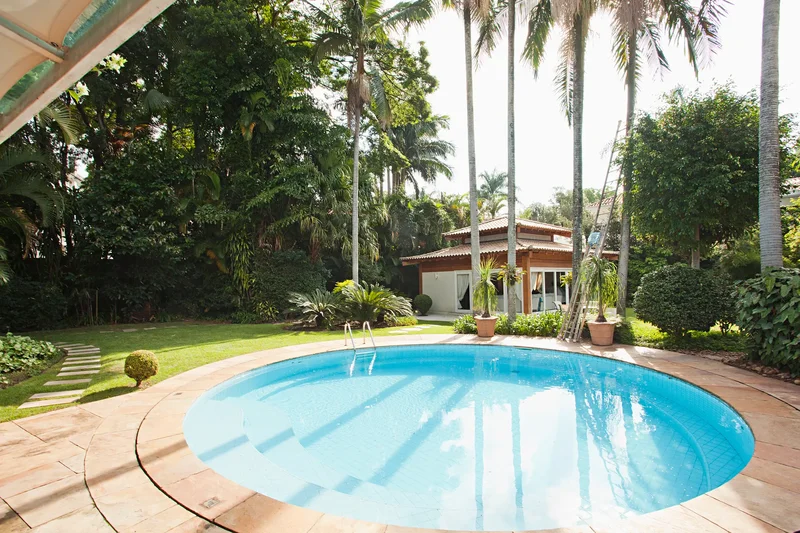 Architectural Project By Marcos Tomanik With Pool And Garage For 16 Cars