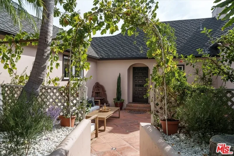 4189 Holly Knoll Drive, Los Angeles, California, United States. - Photo 7