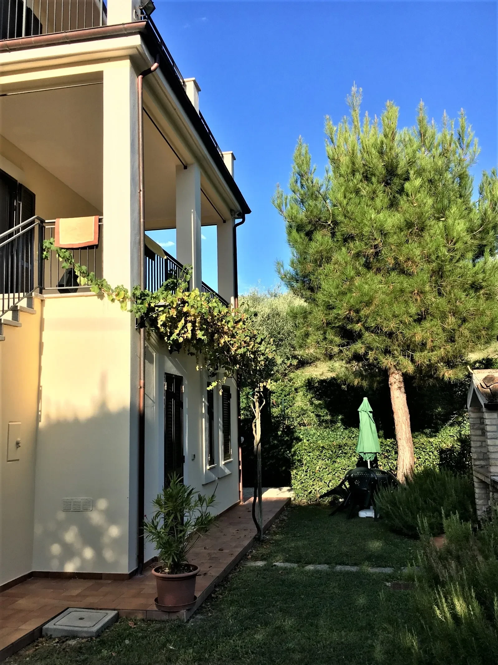 Exterior photo 5
