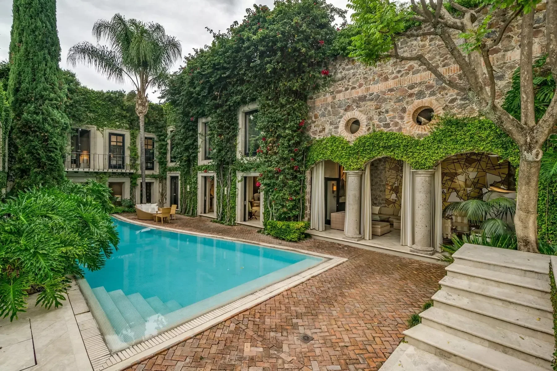Exterior photo 2