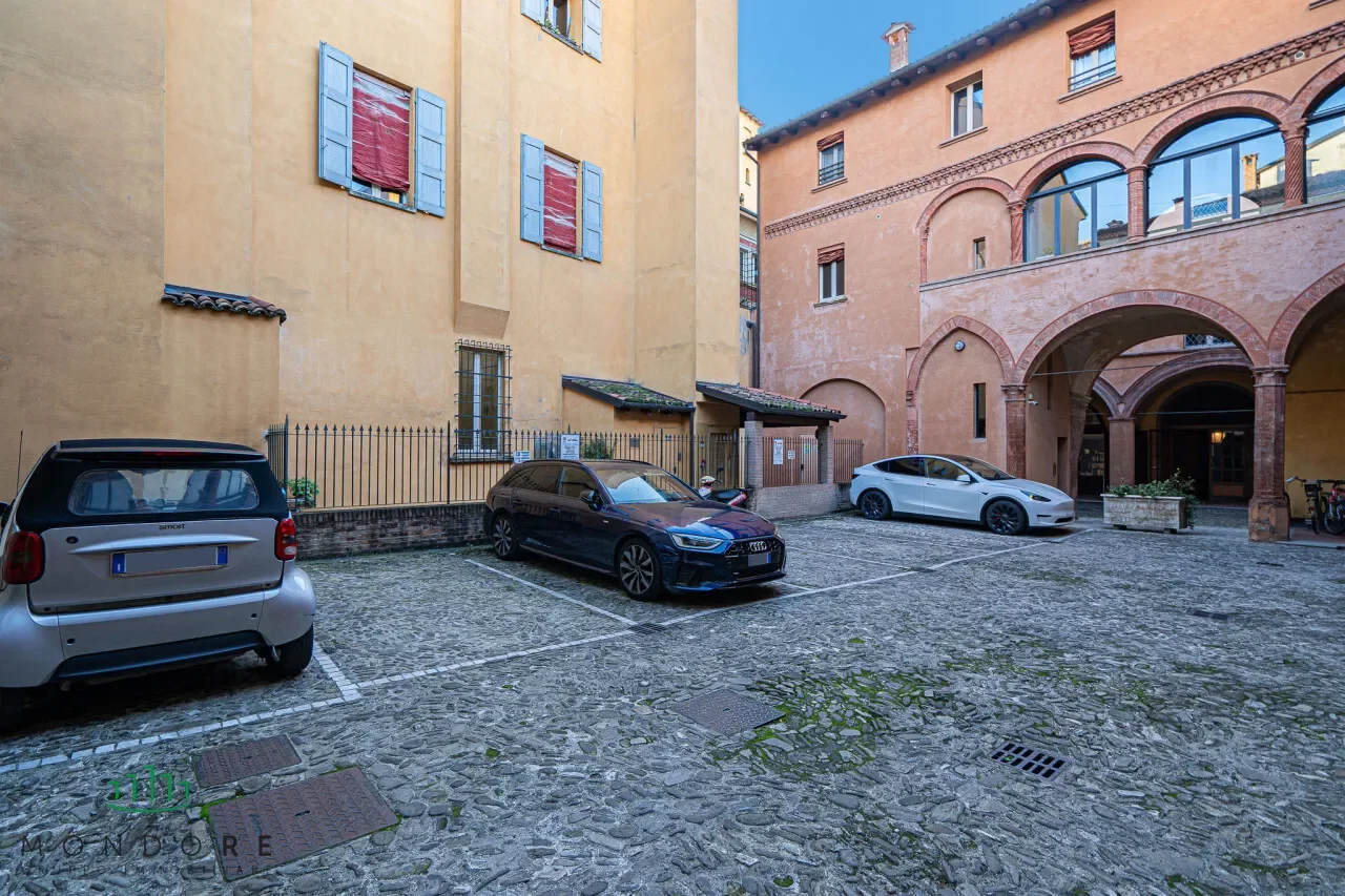 Via Castiglione, Bologna, Emilia-Romagna, Italy. - Photo 17