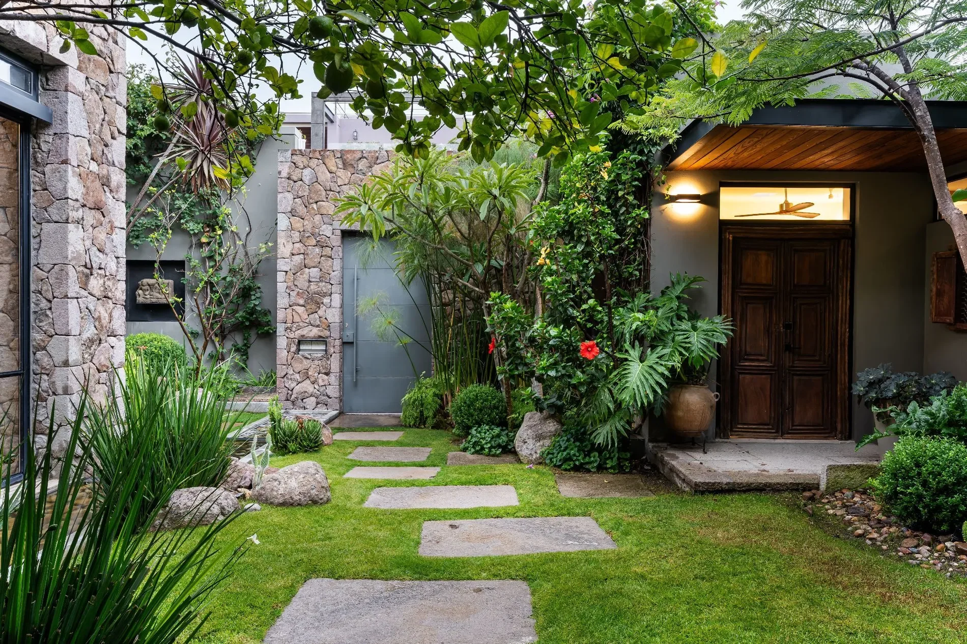 Exterior photo 2