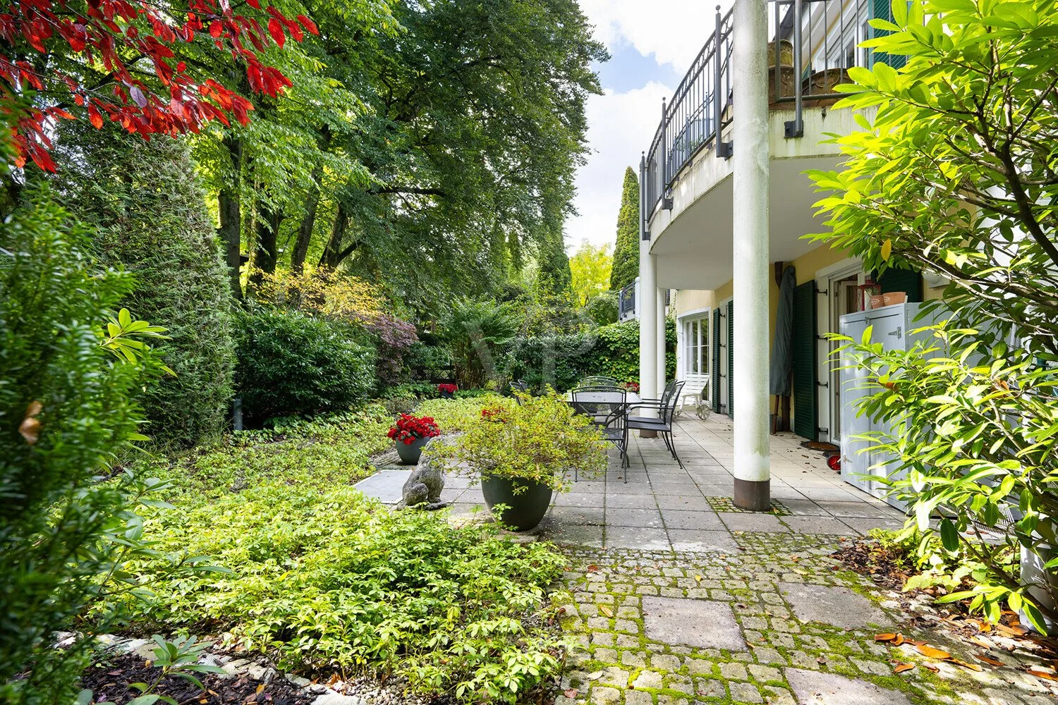 Exterior photo 2