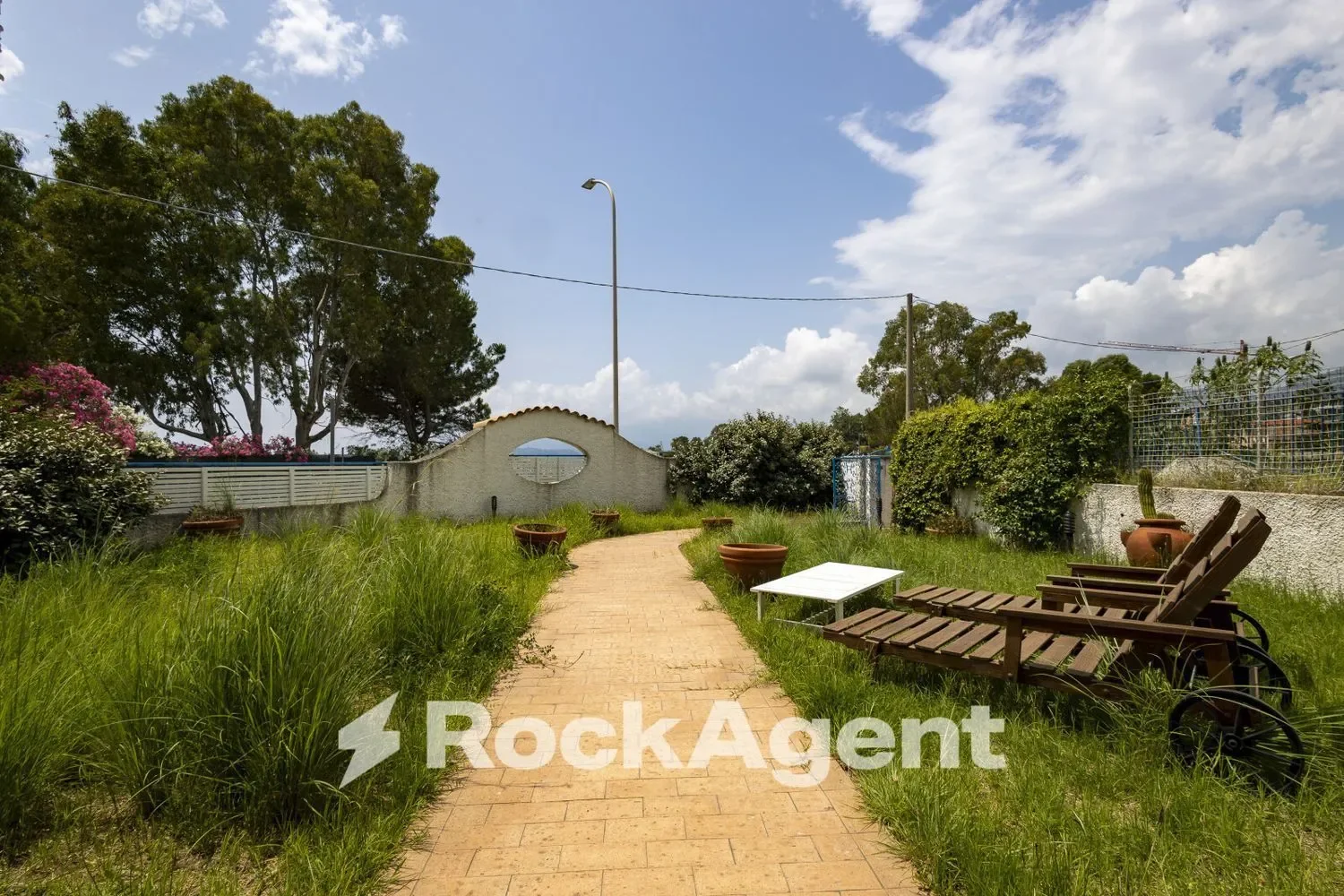 Exterior photo 6