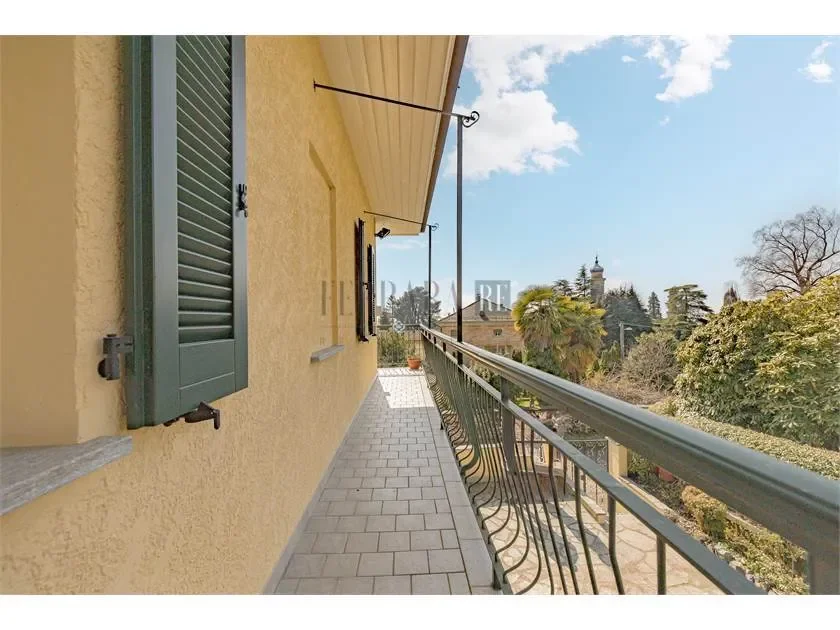 Exterior photo 8